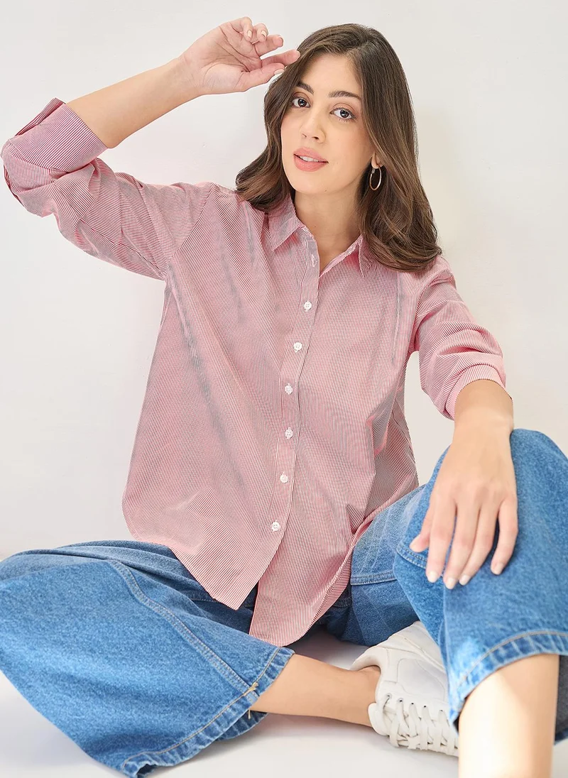 جلو باص قميص عمل نسائي بأكمام مكشكشة وخطوط عمودية وحافة منحنية من جلوبس